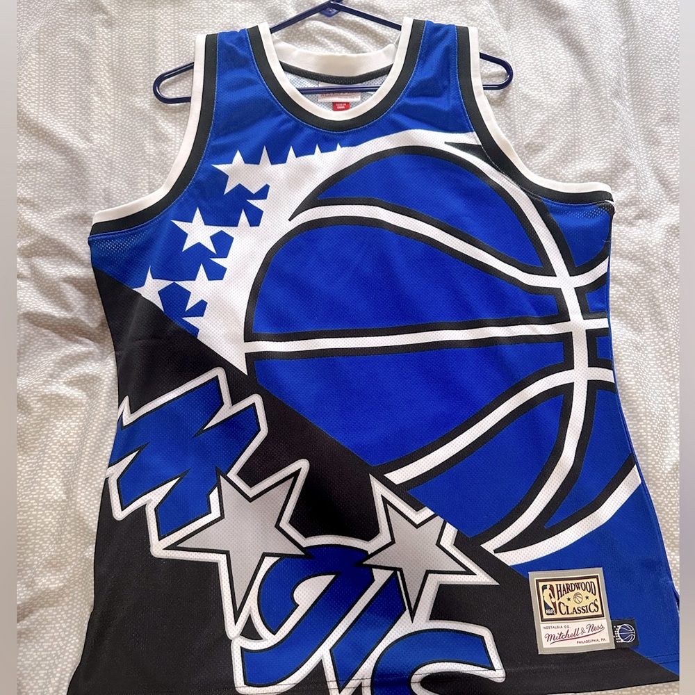 Orlando Magic Mitchell & Ness size large New. Only tried on but didn’t fit